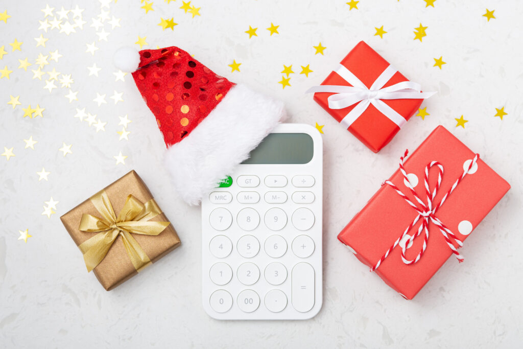 It is important to manage your finances to avoid entering the new year with debts. Learn how you can avoid overspending during the holidays.